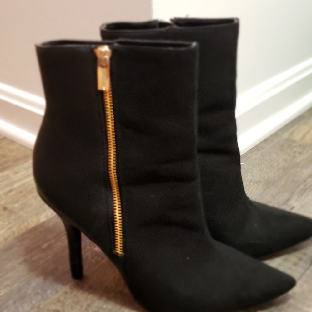 Jennifer Lopez vaquera black booties